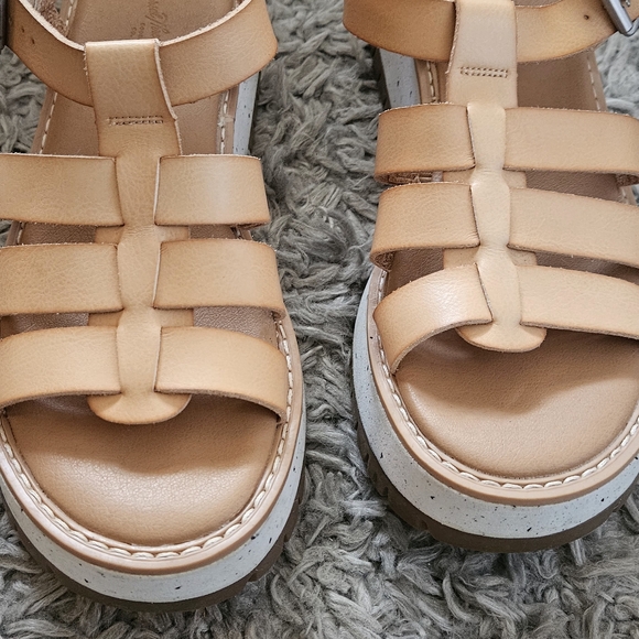 Universal Thread Tan Sandals - Picture 2 of 5